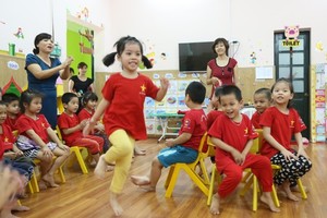 Non-public preschool, primary school teachers receive financial support