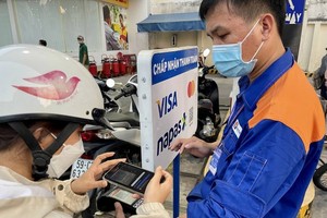 Electronic transactions, online payments gradually popular in HCMC