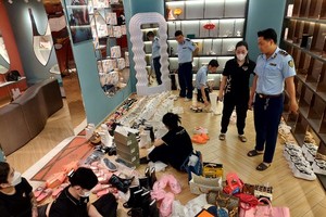 Counterfeit items discovered in fashion store in HCMC