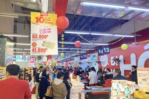 Supermarkets in Hanoi crowded with shoppers 