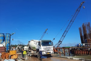 Central provinces accelerate construction projects in coastal areas