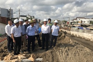 HCMC Vice Chairman criticizes agencies for stagnant bridges, infrastructure