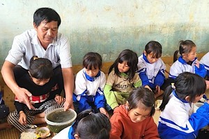 Benefactors donate money to cook free meals for poor students