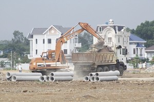 Building resettlement areas for residents should be sped up