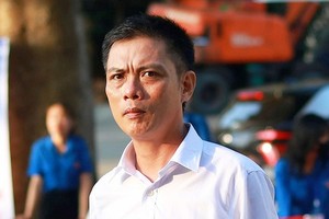 Elderly candidates taking high school graduation exam