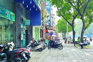 HCMC allows temporary use of sidewalks to restore urban aesthetic order