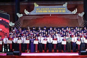 Hanoi honors 96 valedictorians from universities 