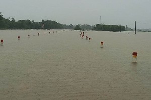  Heavy rains batter Central Vietnam, cut off roads, shut down schools