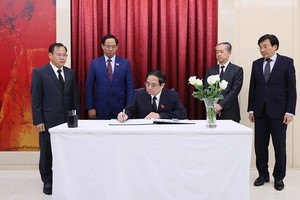 Vietnamese leaders pay tribute to former Chinese Premier in Hanoi