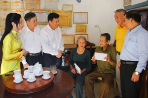 SGGP Newspaper, Thien Nhan give financial support to disadvantaged families