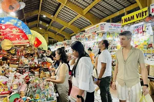 Consumer spending slows, traders in traditional markets promote online sales 