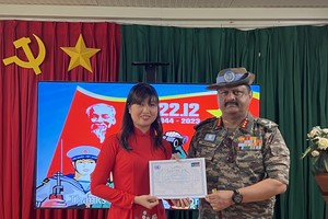 Force Commander of UNMISS awards merit certificate to VNese Senior Lieutenant