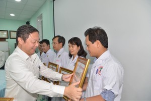 City leaders award certificate of merit to surgical team