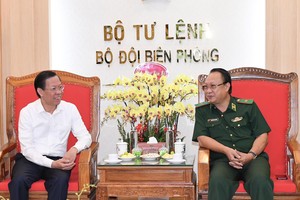 HCMC Chairman visits, gifts border guard force, heroic mother