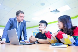 Vietnam should perfect legal framework to attract foreign teachers
