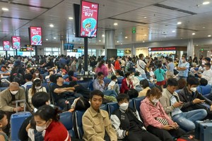 Airports, bus stations facing mass exodus as people from HCMC return hometown