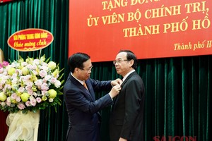 President presents 45-year Party badge to Secretary of HCM City Party Committee