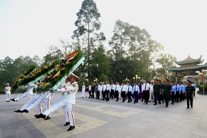 HCMC leaders pay respects to martyrs by leaving flowers and burning incense 