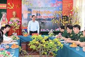 HCMC Chairman visits, wishes workers on duty happy new year