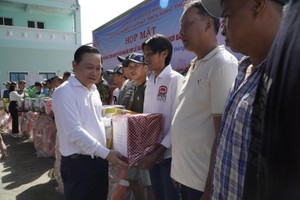 Kien Giang leaders give gifts, encouraging fishermen to go out to sea