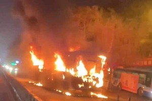 Bus bursts into flames early morning in Hanoi