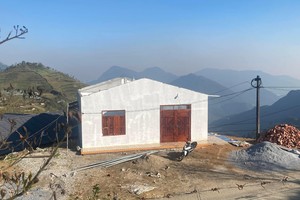 Tornado rips up tens of houses’ rooftops in Lao Cai