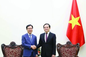 Deputy PM calls for Samsung's help in training semiconductor engineers