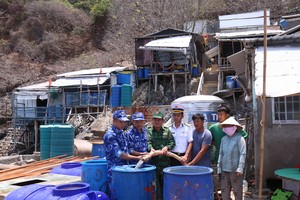 Coast guards transport 350,000 liters of fresh water to help Hon Chuoi islanders