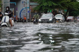 HCMC Chairman requests to mobilize pumps to remove flooded areas