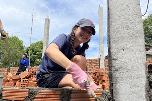 American students help build houses for Quang Ngai people