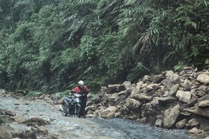 Heavy rain devastates roads in Ha Giang, one person buried