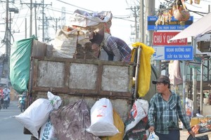 HCMC adopts policies to support waste collectors