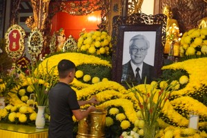 Organizations observe minute of silence in memory of Party GS Nguyen Phu Trong