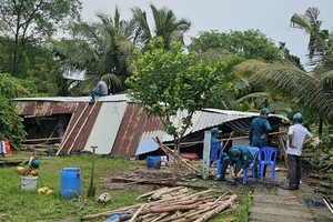 Tornado damages houses in Ben Tre and Bac Lieu