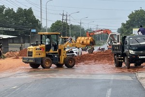 Traffic congestion takes place as red sand settles over road to Mui Ne