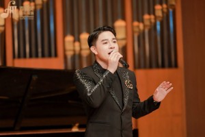 VNese gender-fluid singer wins special prize at int'l music talent competition