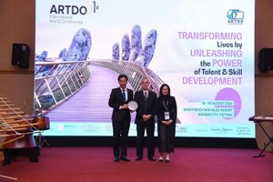 Foreign experts discuss solutions for digital human resource development