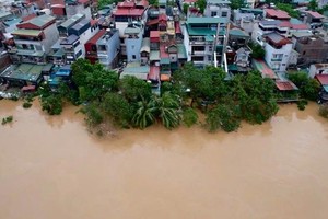 Hanoi convenes emergency meeting as floodwaters surpass warning level