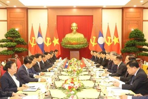 Top leaders of Vietnam and Laos hold talks in Hanoi