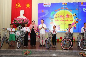 SGGP Newspaper continues gifting scholarships, moon cakes to ethnic students