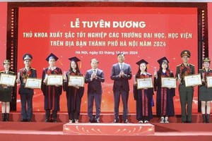 Hanoi authorities honors 100 exceptional valedictorians
