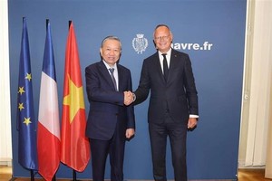 Top leader visits Le Havre, meets city mayor