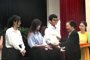Over VND1.6 billion scholarships awarded to support students facing challenges