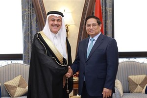 Vietnamese Prime Minister receives President, CEO of Saudi Aramco in Riyadh