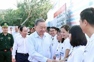 Party chief visits residents, soldiers on Bach Long Vi island