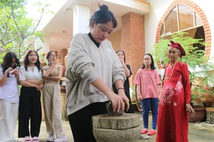 Local administrations take heed of teaching Cham pottery to younger generation