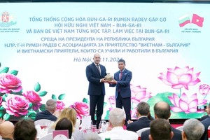 Bulgarian President Rumen Radev meets with Vietnamese friends