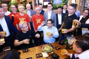 Vietnamese PM, NVIDIA President and CEO explore Hanoi’s culture at night