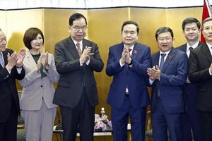 Top legislator receives leader of Japanese Communist Party