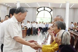 Party leader visits Heroic Mothers, revolution contributors in Dong Thap